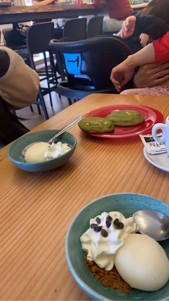 Mochi Est Cookies Avec Un Capuccino
